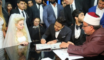 محمد حماقي يوقع على عقد قران لاعب بيراميدز "علي جبر" و"هايدي"
