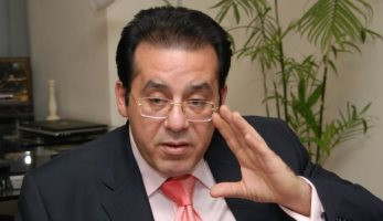 يمول قناته بـ450 ألف دولار شهريا.. خبير يكشف التاريخ الأسود للخائن "أيمن نور"