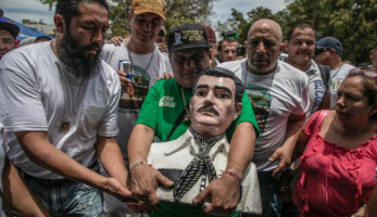 مكسيكيون يحيون الذكرى السنوية لوفاة "قديس تجار المخدرات"!