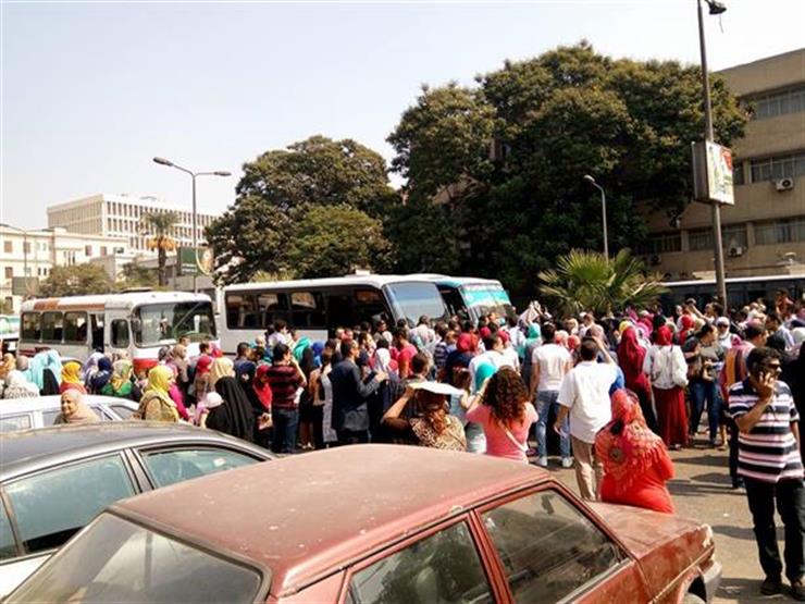 بالفيديو.. وقفة طلابية أمام "التعليم" لإلغاء النظام الجديد