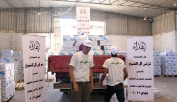 تركى آل الشيخ يهدي الشعب المصرى كراتين مواد غذائية | صور