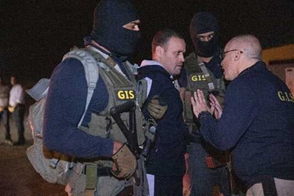 لقطات جديدة للإرهابي هشام عشماوي أثناء ترحيله من ليبيا (فيديو)