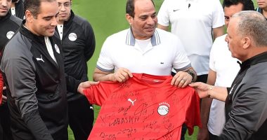 قصة صورة.. قميص الفراعنة هدية لاعبى المنتخب بتوقيعاتهم للرئيس السيسى