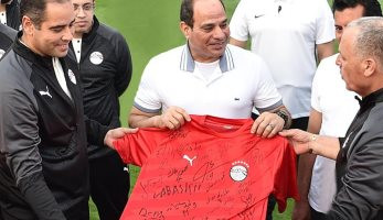 قصة صورة.. قميص الفراعنة هدية لاعبى المنتخب بتوقيعاتهم للرئيس السيسى