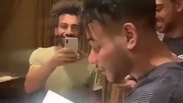 شاهد.. ضحك محمد صلاح الهيستيري في معسكر المنتخب بسبب لغة دونجا الإنجليزية