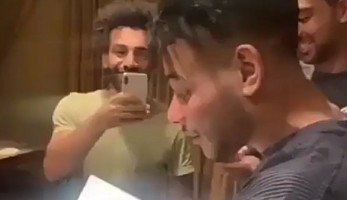 شاهد.. ضحك محمد صلاح الهيستيري في معسكر المنتخب بسبب لغة دونجا الإنجليزية