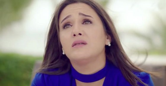 من غير بطانة.. ممثلة تونسية ترتدى فستانا شفافا على طريقة رانيا يوسف