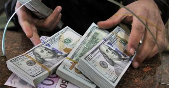 انهيار الدولار أمام الجنيه.. خبير اقتصادي يعدد الأسباب ويفجر مفاجأة..فيديو