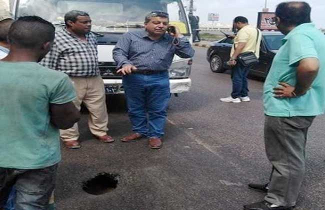 هبوط أرضي على كورنيش البحر شرقي الإسكندرية| صور