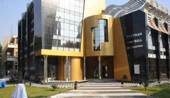 خاص.. الكاف يرفض طلب اتحاد الكرة بمد فترة القيد