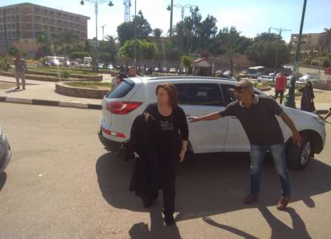 رجاء الجداوي وميرفت أمين وإلهام شاهين يشاركن في تشييع جنازة والدة يسرا
