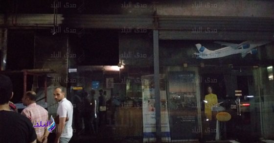احتراق مبنى مكون من ٣ طوابق لشركة سياحة بوسط القاهرة.. صور