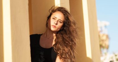نيللى كريم عن مخرج الفيل الأزرق 2: كبير وبيقيس الدور على الممثل بالمسطرة