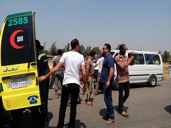 مصرع مدرس وعامل وإصابة 5 أشخاص في حادث تصادم بسوهاج