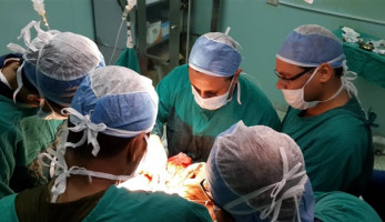 فريق جراحي بجامعة المنصورة يستخرج "معالق وشوك" من أمعاء مريض
