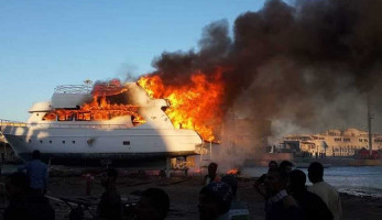 حريق يلتهم لنشين بحريين في الغردقة