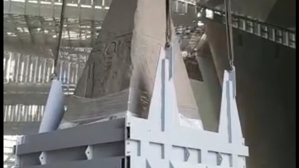 شاهد.. لحظة إنزال أثر يزن 14 طنا لساحة المتحف المصري الكبير (فيديو)