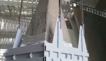 شاهد.. لحظة إنزال أثر يزن 14 طنا لساحة المتحف المصري الكبير (فيديو)