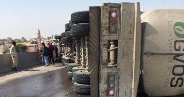 زحام مرورى بسبب انقلاب سيارة نقل بطريق إسكندرية الصحراوى وغلق منزل المحور