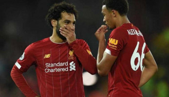 أرنولد يكشف تفاصيل حواره مع محمد صلاح قبل تنفيذ الركلة الحرة أمام تشيلسي