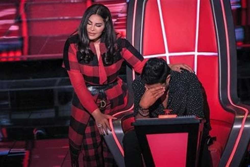 متسابقة «ذا فويس» تتحدى مرضها وتبكي لجنة التحكيم (فيديو)