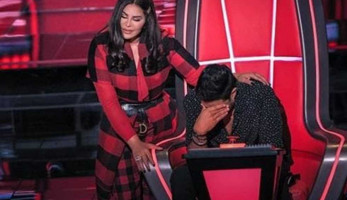 متسابقة «ذا فويس» تتحدى مرضها وتبكي لجنة التحكيم (فيديو)