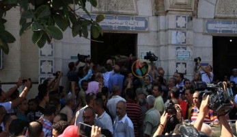 بالصور - وصول جثمان الفنان طلعت زكريا إلى مسجد العمري بالإسكندرية