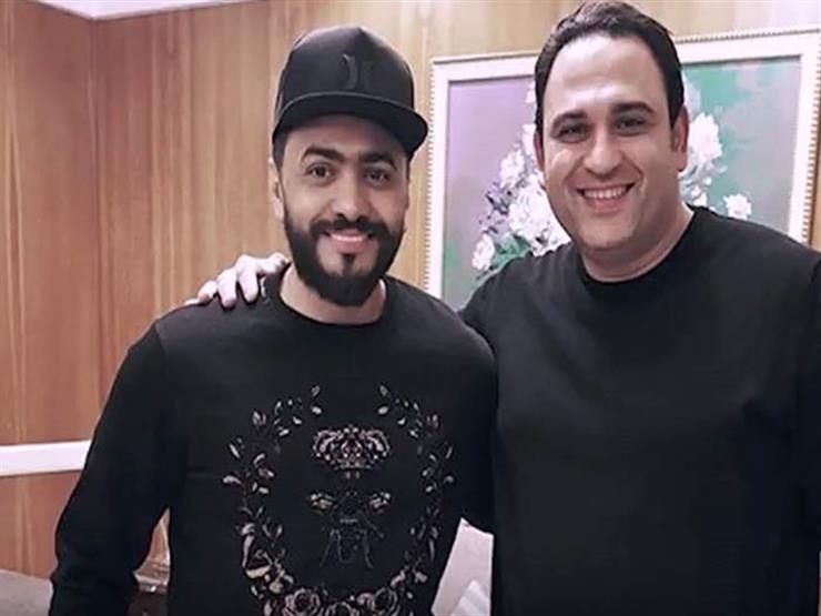 أكرم حسني يهنئ نجم الجيل على "الفلوس".. والأخير يرد