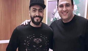 أكرم حسني يهنئ نجم الجيل على "الفلوس".. والأخير يرد