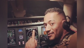 شاهد.. محمد رمضان يقود طائرة للرياض
