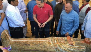 بحضور حواس.. انطلاق مؤتمر الإعلان عن تفاصيل خبيئة توابيت العساسيف .. صور