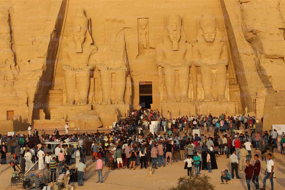 4500 سائح أجنبي ومصري يتابعون تعامد الشمس في «أبو سمبل» (صور)