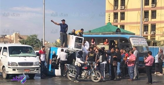 العربة الطائشة.. انقلاب ميكروباص أعلى كوبري الجيزة من السرعة الزائدة| تفاصيل