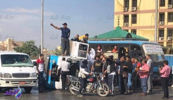 العربة الطائشة.. انقلاب ميكروباص أعلى كوبري الجيزة من السرعة الزائدة| تفاصيل