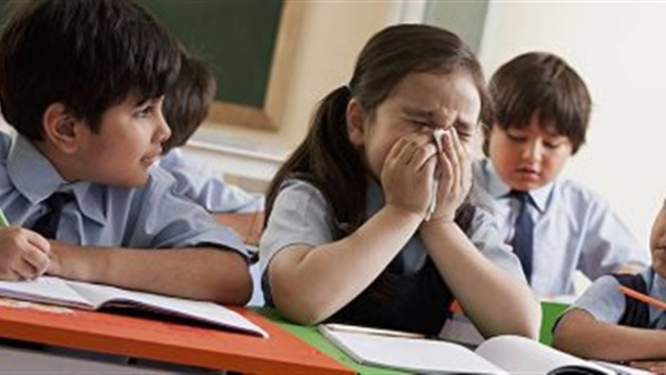 أستاذ حساسية يوجه نصائح للأمهات للتصدي لإصابة الأطفال بنزلات البرد (فيديو)