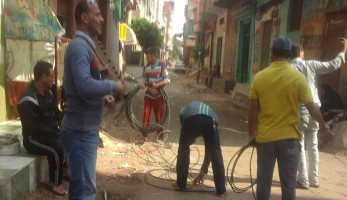 مواجهة مصائد الموت.. مسؤولى الوحدة المحلية يقومون بعزل أعمدة الكهرباء بقرية فى الغربية