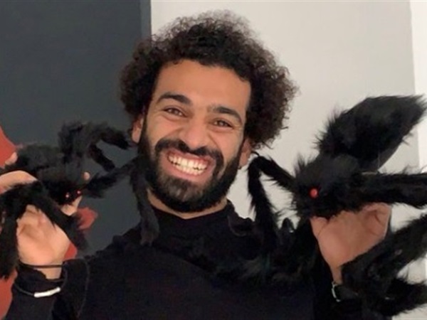 بعناكب وملابس سوداء.. محمد صلاح يحتفل بالهالوين