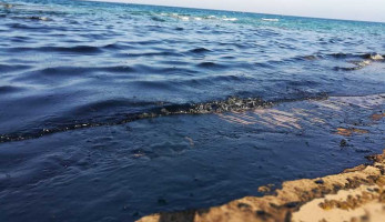 تلوث بترولي بالزيت الخام يغطي شاطئ الكورنيش برأس غارب