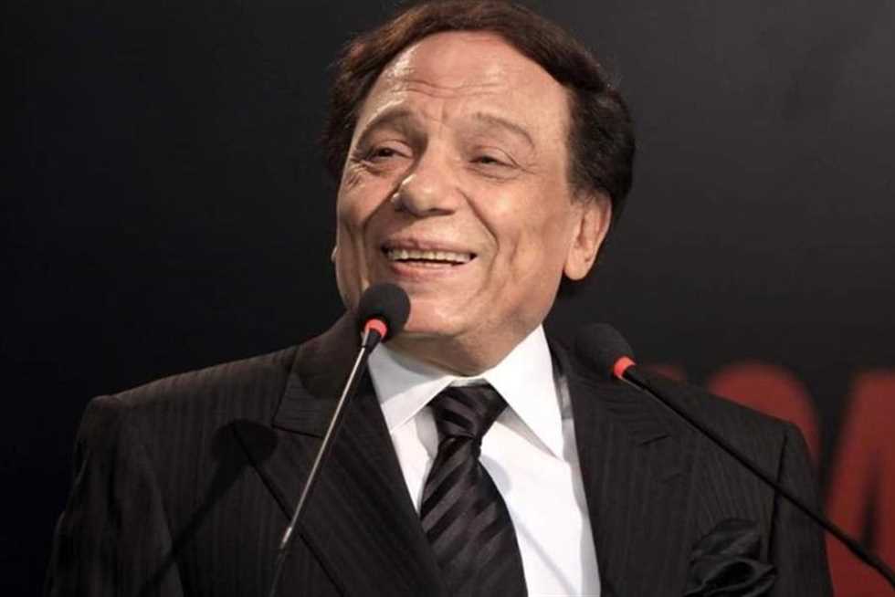 أول ظهور للزعيم عادل إمام بعد شائعة وفاته.. «يدخن سيجارة» (فيديو)