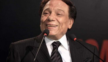 أول ظهور للزعيم عادل إمام بعد شائعة وفاته.. «يدخن سيجارة» (فيديو)