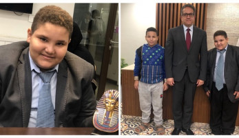 وزير الآثار يهدي "الطفل علي صبرة" مستنسخ قناع توت عنخ آمون