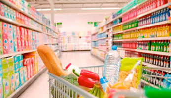خبراء يكشفون أسباب تراجع أسعار بعض المنتجات الغذائية