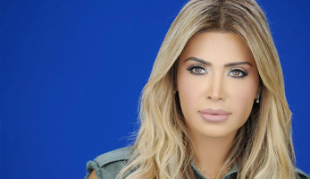 بسبب طفل صغير.. نوال الزغبي تسقط على الأرض| فيديو