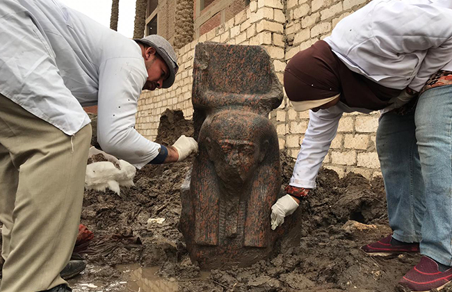 "الآثار" تنجح في العثور على كشف أثري لتمثال ملكي بمنطقة ميت رهينة | صور