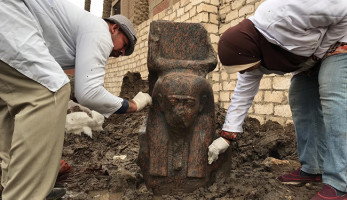 "الآثار" تنجح في العثور على كشف أثري لتمثال ملكي بمنطقة ميت رهينة | صور