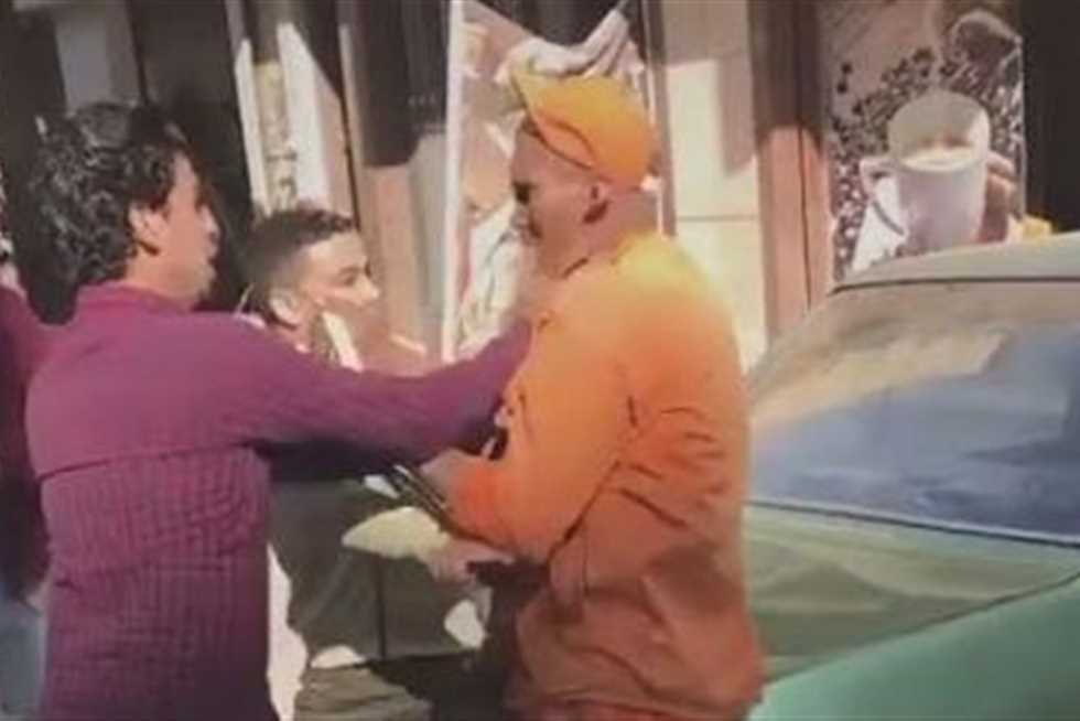 حقيقة فيديو «التنمر» على عامل نظافة عجوز بطنطا (القصة الكاملة)