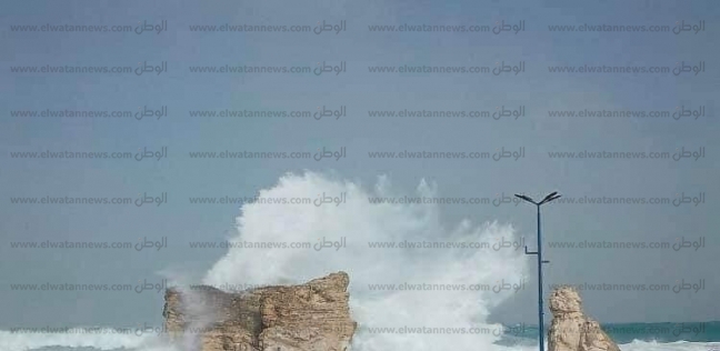 بسبب شدة الأمواج.. تحطم الممشى الزجاجي بحمام كليوباترا في مطروح