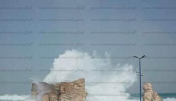 بسبب شدة الأمواج.. تحطم الممشى الزجاجي بحمام كليوباترا في مطروح