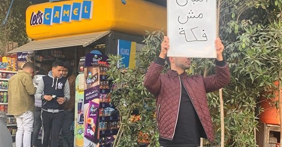 القصة وراء أبو يافطة.. لماذا يقف الشاب الغامض بـ اللوحات الاعتراضية ؟.. صور