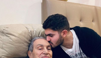 عمر علاء مبارك ينشر صورة له مع جده: كل الحب والتقدير